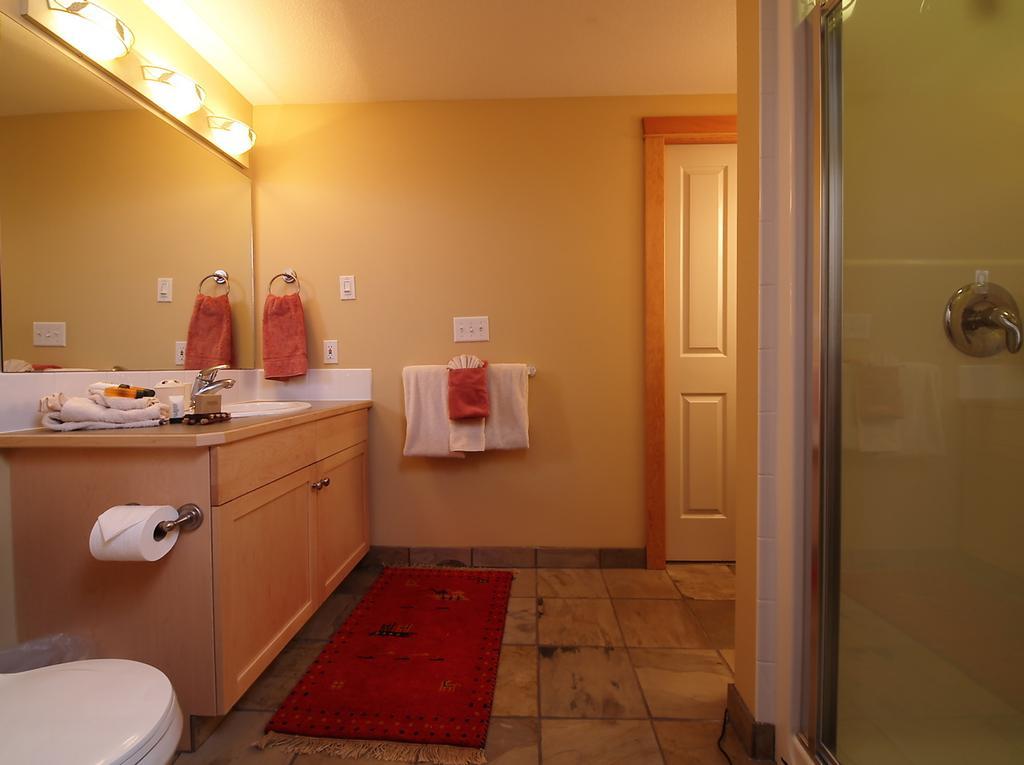 Canmore Crossing Room photo